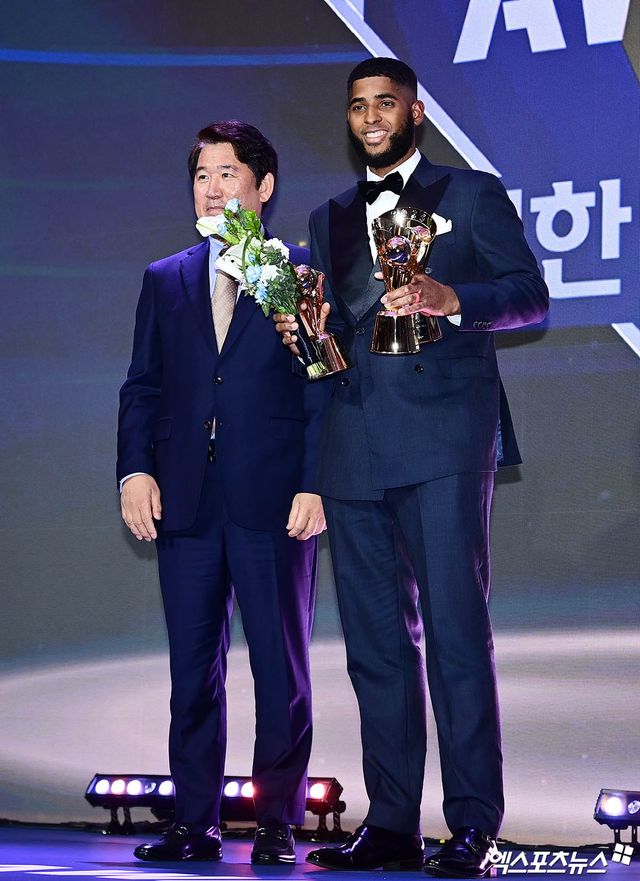 24일 오후 서울 신천동 롯데호텔월드에서 열린 '2025 신한 SOL Bank KBO 시상식'에 참석한 삼성 디아즈가 홈런상, 장타율상, 타점상 수상 후 KBO 조계현 전력강화위원장과 기념 촬영을 하고 있다. 잠실, 박지영 기자