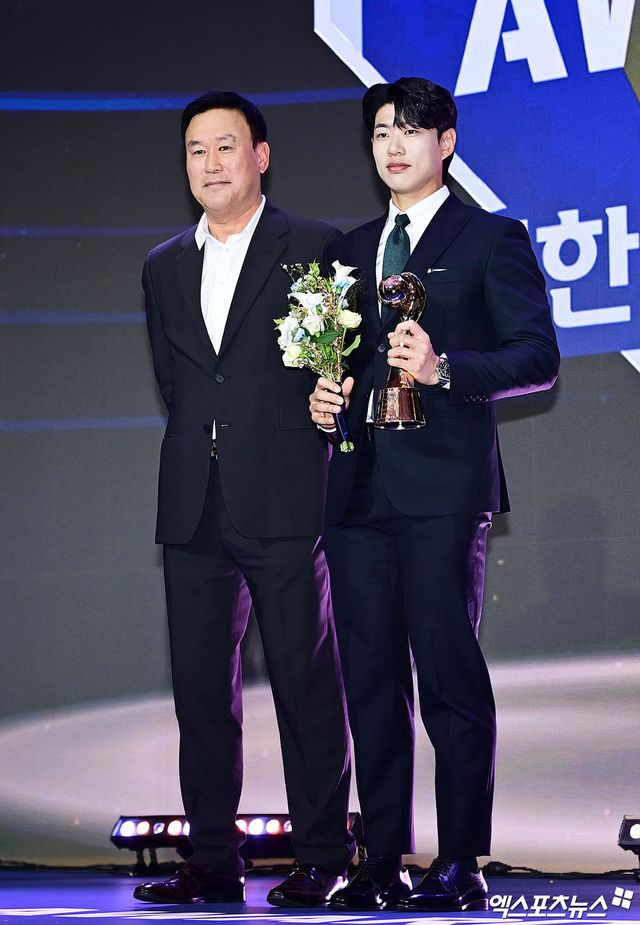 24일 오후 서울 신천동 롯데호텔월드에서 열린 '2025 신한 SOL Bank KBO 시상식'에 참석한 키움 송성문이 수비상 3루수 부문 수상 후 장종훈 KBO 총재 특별보좌와 기념 촬영을 하고 있다. 잠실, 박지영 기자