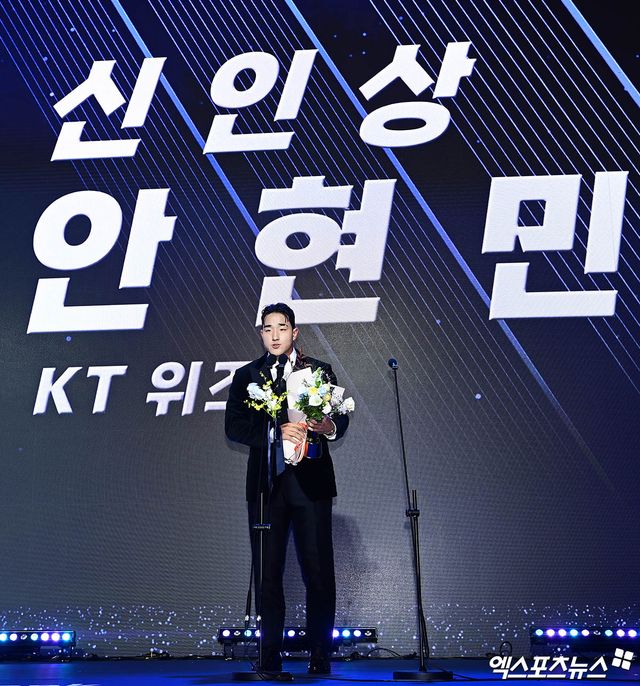 24일 오후 서울 신천동 롯데호텔월드에서 열린 '2025 신한 SOL Bank KBO 시상식'에 참석한 KT 안현민이 신인상 수상 소감을 전하고 있다. 잠실, 박지영 기자