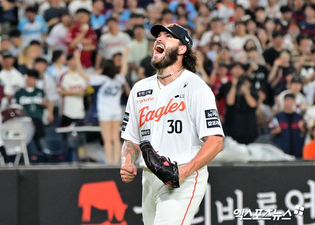 12일 오후 대전 한화생명 볼파크에서 열린 '2025 신한 SOL Bank KBO리그' 롯데 자이언츠와 한화 이글스의 경기, 6회초 수비를 마친 한화 폰세가 포효하고 있다. 엑스포츠뉴스DB