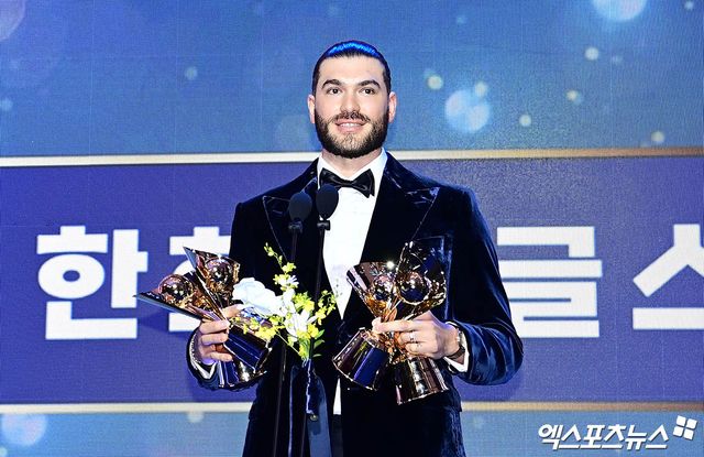 24일 오후 서울 신천동 롯데호텔월드에서 열린 '2025 신한 SOL Bank KBO 시상식'에 참석한 한화 폰세가 평균자책점상, 탈삼진상, 승률상, 승리상 수상 소감을 전하고 있다. 잠실, 박지영 기자