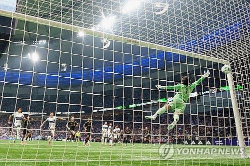 토트넘 홋스퍼에서 10년 간 활약한 손흥민의 프리킥 득점은 단 한 골에 불과하다. 토트넘 팬들이 허무하게 지나가버린 10년을 한탄했다.&nbsp;토트넘 매체 '스퍼스웹'은 24일 손흥민의 밴쿠버전 환상 프리킥 골이 토트넘을 계속해서 멍청하게 보이게 만든다고 보도했다.&nbsp;손흥민은 23일 밴쿠버전에서 후반 50분 2-2 동점을 만드는 환상적인 프리킥 골을 넣었다. 이달 A매치 기간에도 프리킥으로 골망을 출렁였다. 연합뉴스