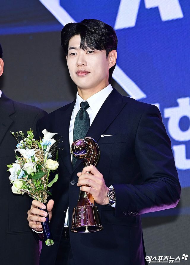 24일 오후 서울 신천동 롯데호텔월드에서 열린 '2025 신한 SOL Bank KBO 시상식'에 참석한 키움 송성문이 수비상 3루수 부문 수상 기념 촬영을 하고 있다. 잠실, 박지영 기자