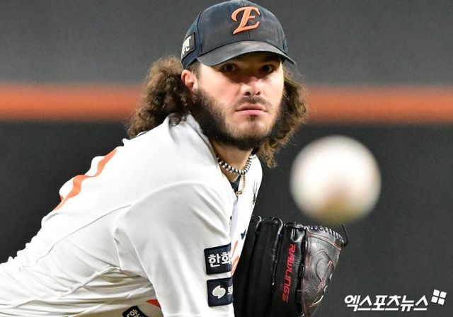 24일 오후 대전 한화생명 볼파크에서 열린 '2025 신한 SOL Bank KBO 포스트시즌' 삼성 라이온즈와 한화 이글스의 플레이오프 5차전 경기, 5회초 2사 한화 폰세가 공을 힘차게 던지고 있다. 엑스포츠뉴스DB