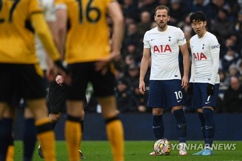 토트넘 홋스퍼에서 10년 간 활약한 손흥민의 프리킥 득점은 단 한 골에 불과하다. 토트넘 팬들이 허무하게 지나가버린 10년을 한탄했다.&nbsp;토트넘 매체 '스퍼스웹'은 24일 손흥민의 밴쿠버전 환상 프리킥 골이 토트넘을 계속해서 멍청하게 보이게 만든다고 보도했다.&nbsp;손흥민은 23일 밴쿠버전에서 후반 50분 2-2 동점을 만드는 환상적인 프리킥 골을 넣었다. 이달 A매치 기간에도 프리킥으로 골망을 출렁였다. 연합뉴스