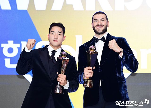 24일 오후 서울 신천동 롯데호텔월드에서 열린 '2025 신한 SOL Bank KBO 시상식' 신인상 수상자 KT 안현민과 MVP 수상자 한화 폰세가 기념 촬영을 하고 있다. 잠실, 박지영 기자