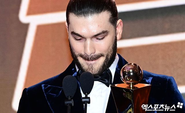 24일 오후 서울 신천동 롯데호텔월드에서 열린 '2025 신한 SOL Bank KBO 시상식'에 참석한 한화 폰세가 MVP 수상 소감을 전하고 있다. 잠실, 박지영 기자