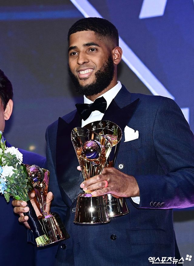 24일 오후 서울 신천동 롯데호텔월드에서 열린 '2025 신한 SOL Bank KBO 시상식'에 참석한 삼성 디아즈가 홈런상, 장태율상, 타점상 수상 기념 촬영을 하고 있다. 잠실, 박지영 기자