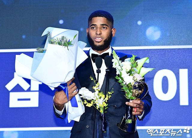 24일 오후 서울 신천동 롯데호텔월드에서 열린 '2025 신한 SOL Bank KBO 시상식'에 참석한 삼성 디아즈가 수비상 1루수 부문 수상 소감을 전하고 있다. 잠실, 박지영 기자