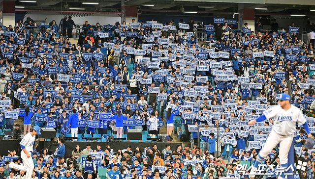 20일 대구 삼성라이온즈파크에서 열린 2025 신한 SOL Bank KBO 포스트시즌 한화 이글스와 삼성 라이온즈의 플레이오프 3차전이 매진됐다. 2만3680석이 남김없이 모두 판매되며 2023년 11월 7일 서울 잠실야구장에서 열린 LG 트윈스와 KT 위즈와의 한국시리즈 1차전부터 포스트시즌 30경기 연속 매진을 기록했다. 엑스포츠뉴스 DB