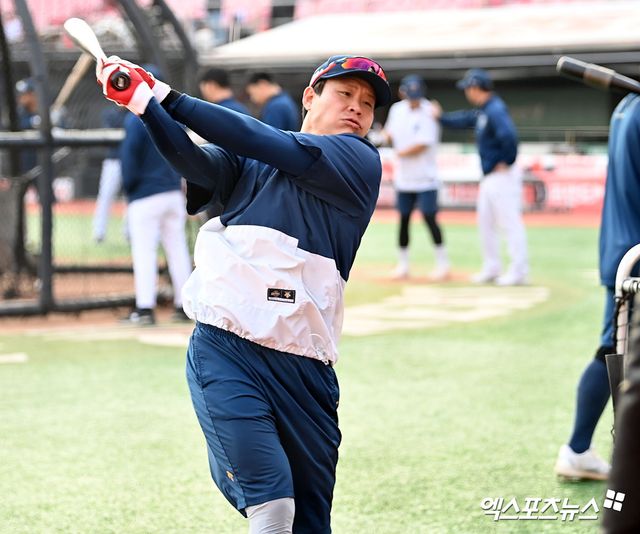 30일 오후 수원KT위즈파크에서 열리는 '2023 신한은행 SOL KBO 포스트시즌' NC 다이노스와 KT 위즈의 플레이오프 1차전 경기, NC 박세혁이 훈련에 임하고 있다. 엑스포츠뉴스 DB