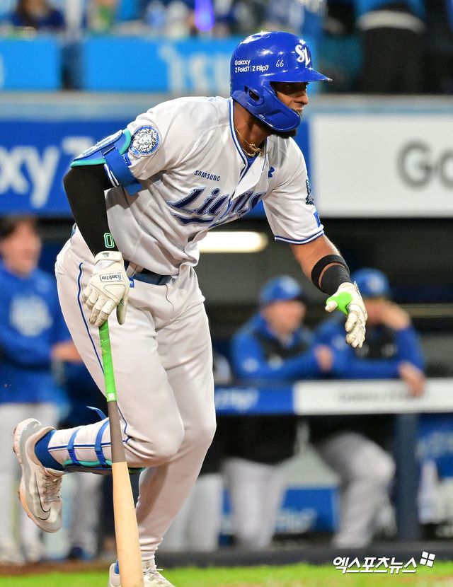 삼성 라이온즈가 25일 외국인 투수 아리엘 후라도, 외국인 타자 르윈 디아즈와 재계약했다. 후라도는 계약금 30만 달러, 연봉 130만 달러, 인센티브 10만 달러 등 최대 총액 170만 달러에 사인했다. 디아즈는 계약금 20만 달러, 연봉 130만 달러, 인센티브 10만 달러 등 최대 총액 160만 달러의 조건에 도장을 찍었다. 엑스포츠뉴스 DB