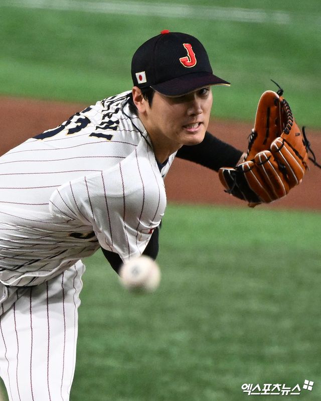 LA 다저스에서 활약 중인 오타니 쇼헤이가 25일 자신의 SNS를 통해 2026 WBC 참가를 직접 발표했다. 그는 직전 대회였던 2023 WBC에서 투수와 타자로 맹활약하며 대회 MVP까지 차지했다. 오타니의 합류가 확정되면서 대회 2연패를 바라보는 일본의 기대감은 더 커졌다. 엑스포츠뉴스 DB
