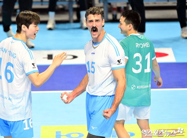 25일 오후 인천 계양체육관에서 열린 '진에어 2025-2026 V-리그' 대한항공과 KB손해보험의 경기, 대한항공 러셀이 득점 후 포효하고 있다. 인천, 김한준 기자