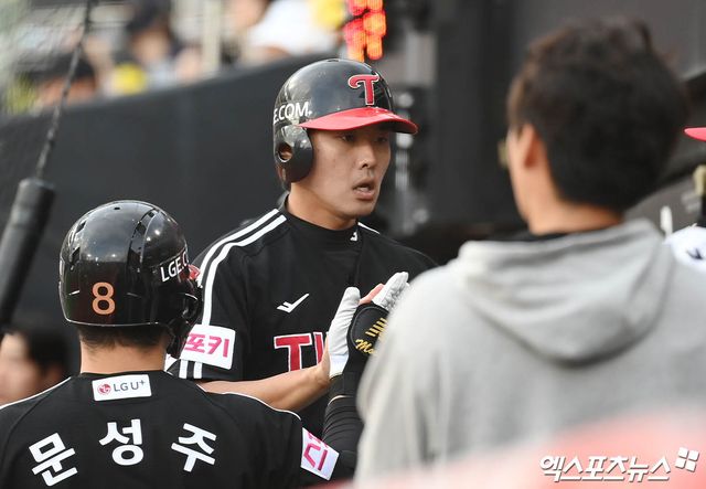 9일 오후 수원케이티위즈파크에서 열린 '2024 신한 SOL Bank KBO 포스트시즌' LG 트윈스와 KT 위즈의 준플레이오프 4차전 경기, 8회초 1사 2,3루 LG 김현수 타석 때 3루주자 최승민이 포일을 틈타 득점을 올린 뒤 더그아웃에서 동료들과 하이파이브를 나누고 있다. 엑스포츠뉴스 DB