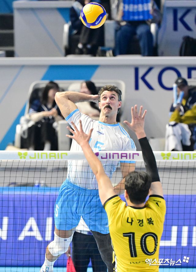 25일 오후 인천 계양체육관에서 열린 '진에어 2025-2026 V-리그' 대한항공과 KB손해보험의 경기, 대한항공 러셀이 공격을 시도하고 있다. 인천, 김한준 기자