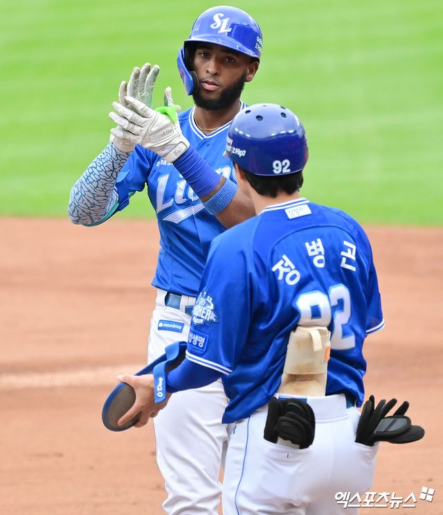 삼성 라이온즈가 25일 외국인 투수 아리엘 후라도, 외국인 타자 르윈 디아즈와 재계약했다. 후라도는 계약금 30만 달러, 연봉 130만 달러, 인센티브 10만 달러 등 최대 총액 170만 달러에 사인했다. 디아즈는 계약금 20만 달러, 연봉 130만 달러, 인센티브 10만 달러 등 최대 총액 160만 달러의 조건에 도장을 찍었다. 엑스포츠뉴스 DB