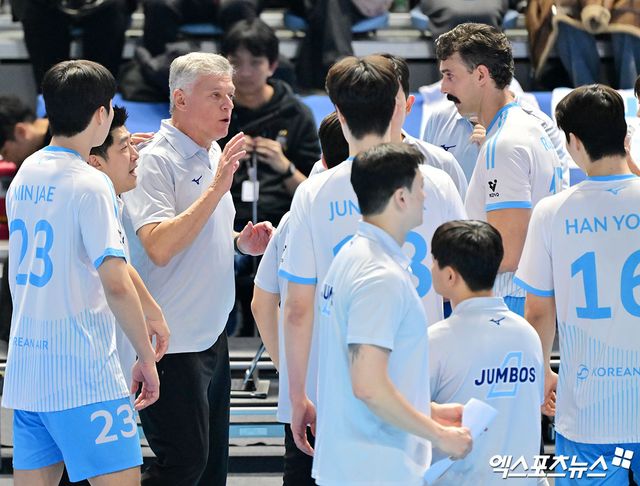 25일 오후 인천 계양체육관에서 열린 '진에어 2025-2026 V-리그' 대한항공과 KB손해보험의 경기, 대한항공 헤난 감독이 작전타임을 갖고 있다. 인천, 김한준 기자