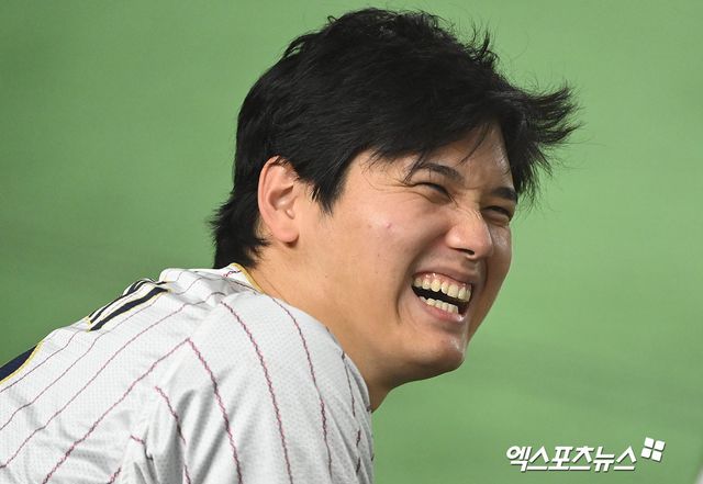 LA 다저스에서 활약 중인 오타니 쇼헤이가 25일 자신의 SNS를 통해 2026 WBC 참가를 직접 발표했다. 그는 직전 대회였던 2023 WBC에서 투수와 타자로 맹활약하며 대회 MVP까지 차지했다. 오타니의 합류가 확정되면서 대회 2연패를 바라보는 일본의 기대감은 더 커졌다. 엑스포츠뉴스 DB