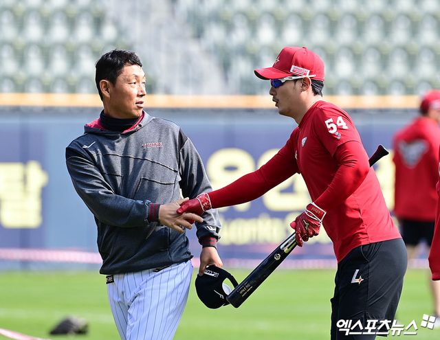 2일 오후 서울 잠실야구장에서 열리는 '2025 신한 SOL Bank KBO리그' SSG 랜더스와 LG 트윈스의 경기에 앞서 LG 김정준 코치와 SSG 최지훈이 그라운드에서 만나 악수를 나누고 있다. 엑스포츠뉴스 DB