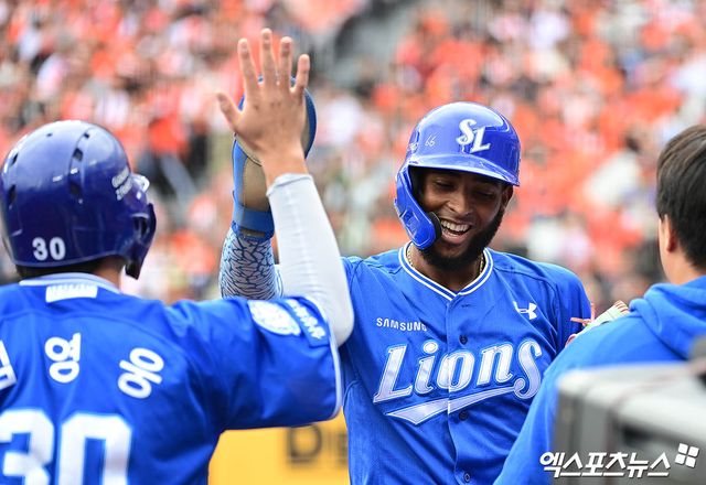 삼성 라이온즈가 25일 외국인 투수 아리엘 후라도, 외국인 타자 르윈 디아즈와 재계약했다. 후라도는 계약금 30만 달러, 연봉 130만 달러, 인센티브 10만 달러 등 최대 총액 170만 달러에 사인했다. 디아즈는 계약금 20만 달러, 연봉 130만 달러, 인센티브 10만 달러 등 최대 총액 160만 달러의 조건에 도장을 찍었다. 엑스포츠뉴스 DB