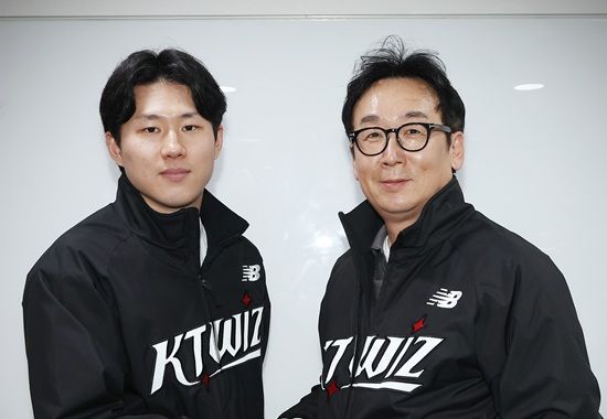 KT 위즈가 25일 FA 외야수 김현수와 최원준 영입을 공식 발표했다. 앞서 김현수와 3년 50억 원 계약을 공개한 KT는 같은 날 최원준과도 4년 최대 48억 원 계약을 맺었다고 밝혔다. KT는 앞서 FA 포수 한승택을 4년 최대 총액 10억 원에 영입하기도 했다. KT는 이번 FA 시장에서 외부 FA 3명 영입에 총액 108억 원을 과감하게 지출했다. 올겨울 외부 FA 영입 한도 3명을 꽉 채운 KT는 이제 내부 FA인 베테랑 내야수 황재균과 포수 장성우와의 잔류 협상에 집중할 계획이다. KT 위즈