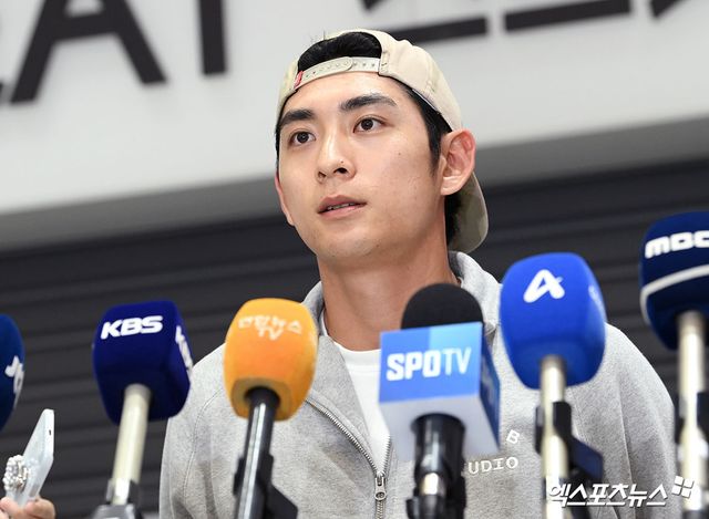 미국프로야구 메이저리그(MLB)에서 시즌을 마친 이정후(샌프란시스코 자이언츠)가 30일 오후 인천국제공항을 통해 귀국했다. 이정후가 입국장을 나서 인터뷰를 하고 있다. 풀타임 시즌을 소화한 이정후는 타율 0.266(560타수 149안타), 8홈런 55타점 10도루 73득점에 OPS(출루율+장타율) 0.734를 기록했다. 엑스포츠뉴스 DB