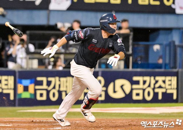 21일 오후 서울 송파구 잠실야구장에서 열린 '2025 신한 SOL Bank KBO리그' 롯데 자이언츠와 LG 트윈스의 경기, 8회초 2사 1루 롯데 박찬형이 2루타를 날리고 있다. 엑스포츠뉴스 DB