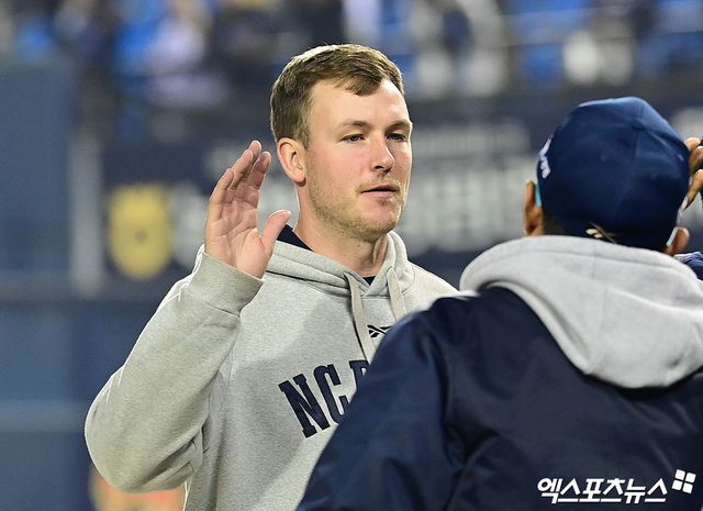 NC 다이노스가 끝내 '꿈의 조합' 에릭 페디, 카일 하트와의 재회에 실패했다. NC는 우선 기존 외국인 투수 라일리 톰슨과 내야수 맷 데이비슨에게 재계약 의사를 전달했다. 라일리는 2025시즌 30경기(172이닝)에 등판해 17승 7패 평균자책 3.45, 216탈삼진, 56볼넷으로 1선발 활약상을 선보였다. KBO리그 공동 다승왕에도 올랐다. 엑스포츠뉴스DB