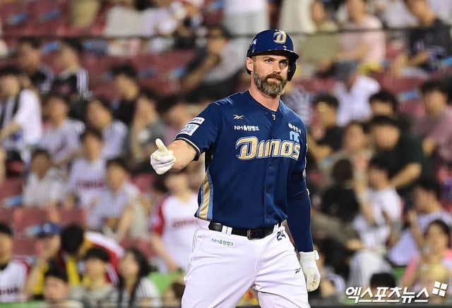 NC 다이노스가 끝내 '꿈의 조합' 에릭 페디, 카일 하트와의 재회에 실패했다. NC는 우선 기존 외국인 투수 라일리 톰슨과 내야수 맷 데이비슨에게 재계약 의사를 전달했다. 다른 외국인 투수 로건 앨런에는 재계약 불발 의사와 함께 보류권을 풀어줄 계획이다.&nbsp;NC 구단은 25일 '라일리와 데이비슨 선수에게 재계약 의사를 공식적으로 전달했다'라고 밝혔다. 라일리는 2025시즌 30경기(172이닝)에 등판해 17승 7패 평균자책 3.45, 216탈삼진, 56볼넷으로 1선발 활약상을 선보였다. KBO리그 승리상을 획득했다. 데이비슨은 2025시즌 112경기에 출전해 타율 0.293, 113안타, 36홈런, 97타점으로 시즌 중반 부상 공백에도 준수한 활약을 펼쳤다.&nbsp;엑스포츠뉴스DB