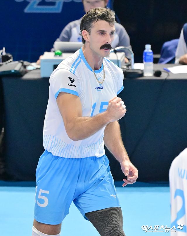 25일 오후 인천 계양체육관에서 열린 '진에어 2025-2026 V-리그' 대한항공과 KB손해보험의 경기, 대한항공 러셀이 득점 후 기뻐하고 있다. 인천, 김한준 기자