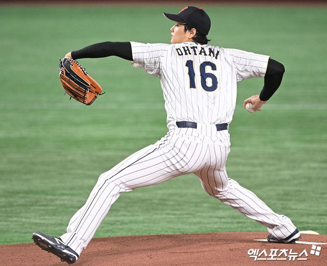LA 다저스에서 활약 중인 오타니 쇼헤이가 25일 자신의 SNS를 통해 2026 WBC 참가를 직접 발표했다. 그는 직전 대회였던 2023 WBC에서 투수와 타자로 맹활약하며 대회 MVP까지 차지했다. 오타니의 합류가 확정되면서 대회 2연패를 바라보는 일본의 기대감은 더 커졌다. 엑스포츠뉴스 DB