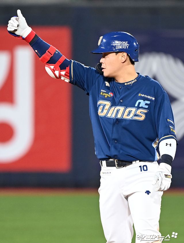 10일 오후 수원KT위즈파크에서 열린 '2023 신한은행 SOL KBO리그' NC 다이노스와 KT 위즈의 경기, 8회초 무사 1루 NC 박세혁이 1타점 2루타를 날린 후 세리머니를 하고 있다. 엑스포츠뉴스 DB