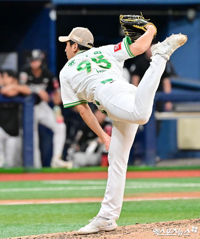 키움 히어로즈 좌완투수 윤석원이 왼쪽 팔꿈치 부상으로 인해 상무 입대를 철회했다. 윤석원은 정규시즌 종료 무렵 병원 검진에서 사 결과 팔꿈치 관절 내 골편 및 골극이 확인돼 4주 휴식 진단을 받았다. 이후 상태가 호전됐으나 마무리캠프 훈련 중 같은 부위에 통증이 재발했다. 재검 결과에서도 골편 및 골극으로 인한 통증이라는 진단이 나왔다. 통증이 지속될 경우 수술도 검토해야 한다는 게 키움 측의 설명이다. 엑스포츠뉴스 DB