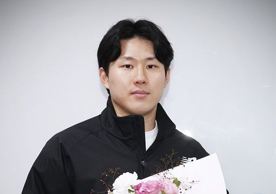 KT 위즈가 25일 FA 외야수 김현수와 최원준 영입을 공식 발표했다. 앞서 김현수와 3년 50억 원 계약을 공개한 KT는 같은 날 최원준과도 4년 최대 48억 원 계약을 맺었다고 밝혔다. KT는 앞서 FA 포수 한승택을 4년 최대 총액 10억 원에 영입하기도 했다. KT는 이번 FA 시장에서 외부 FA 3명 영입에 총액 108억 원을 과감하게 지출했다. 올겨울 외부 FA 영입 한도 3명을 꽉 채운 KT는 이제 내부 FA인 베테랑 내야수 황재균과 포수 장성우와의 잔류 협상에 집중할 계획이다. KT 위즈