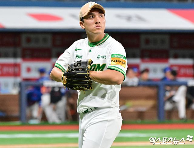 키움 히어로즈 좌완투수 윤석원이 왼쪽 팔꿈치 부상으로 인해 상무 입대를 철회했다. 윤석원은 정규시즌 종료 무렵 병원 검진에서 사 결과 팔꿈치 관절 내 골편 및 골극이 확인돼 4주 휴식 진단을 받았다. 이후 상태가 호전됐으나 마무리캠프 훈련 중 같은 부위에 통증이 재발했다. 재검 결과에서도 골편 및 골극으로 인한 통증이라는 진단이 나왔다. 통증이 지속될 경우 수술도 검토해야 한다는 게 키움 측의 설명이다. 엑스포츠뉴스 DB