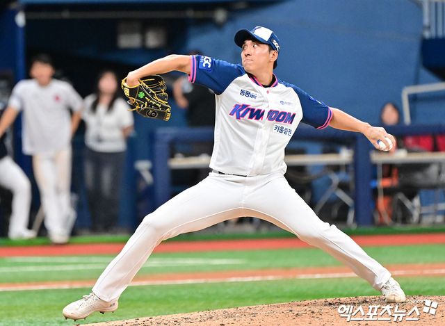 키움 히어로즈 좌완투수 윤석원이 왼쪽 팔꿈치 부상으로 인해 상무 입대를 철회했다. 윤석원은 정규시즌 종료 무렵 병원 검진에서 사 결과 팔꿈치 관절 내 골편 및 골극이 확인돼 4주 휴식 진단을 받았다. 이후 상태가 호전됐으나 마무리캠프 훈련 중 같은 부위에 통증이 재발했다. 재검 결과에서도 골편 및 골극으로 인한 통증이라는 진단이 나왔다. 통증이 지속될 경우 수술도 검토해야 한다는 게 키움 측의 설명이다. 엑스포츠뉴스 DB