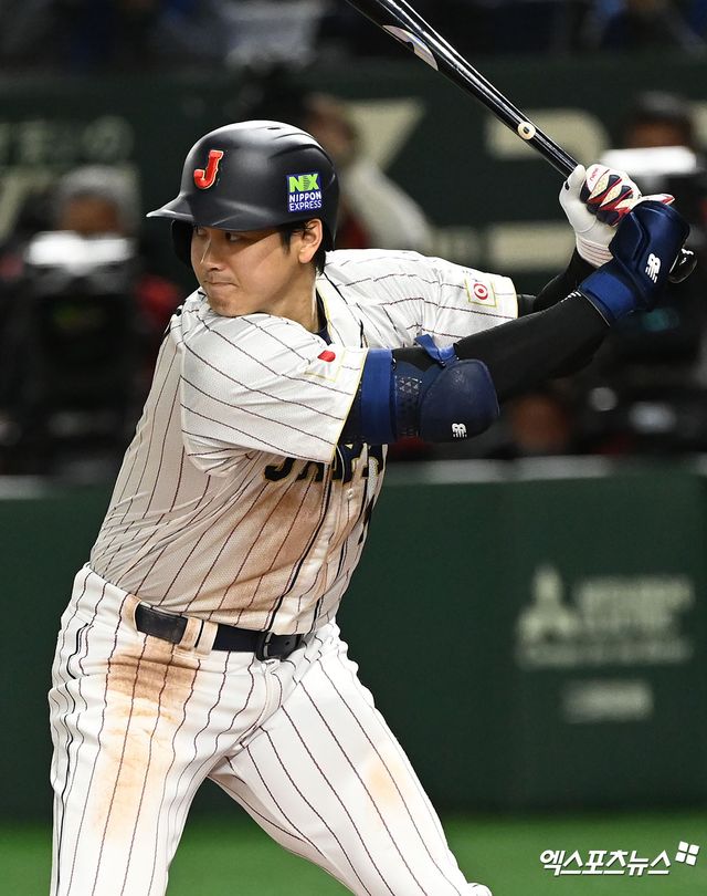 LA 다저스에서 활약 중인 오타니 쇼헤이가 25일 자신의 SNS를 통해 2026 WBC 참가를 직접 발표했다. 그는 직전 대회였던 2023 WBC에서 투수와 타자로 맹활약하며 대회 MVP까지 차지했다. 오타니의 합류가 확정되면서 대회 2연패를 바라보는 일본의 기대감은 더 커졌다. 엑스포츠뉴스 DB