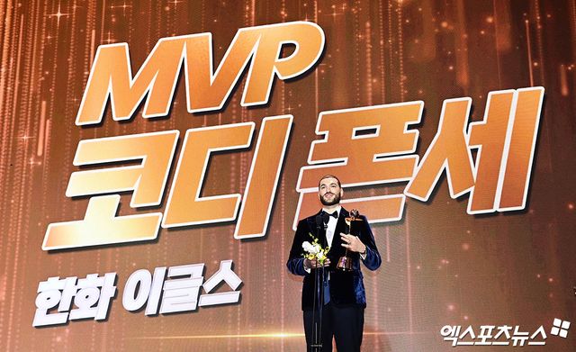 24일 오후 서울 신천동 롯데호텔월드에서 열린 '2025 신한 SOL Bank KBO 시상식'에 참석한 한화 폰세가 MVP 수상 소감을 전하고 있다. 엑스포츠뉴스DB