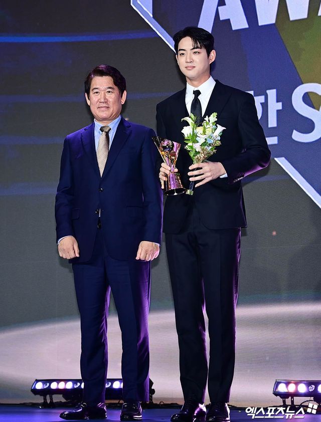 지난 24일 오후 서울 신천동 롯데호텔월드에서 열린 '2025 신한 SOL Bank KBO 시상식'에 참석한 삼성 구자욱이 득점상 수상 후 KBO 조계현 전력강화위원장과 기념 촬영을 하고 있다. 엑스포츠뉴스 DB