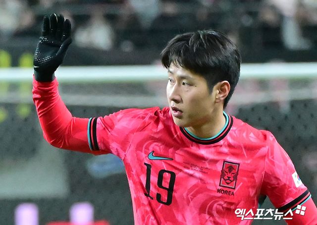 FIFA는 오는 12월6일 미국 워싱턴 DC의 케네디 센터에서 조추첨식을 거행하는데 본선 진출 48개팀 중 캐나다와 미국, 멕시코 등 공동개최 3개국을 포트1에 먼저 배정한 뒤 남은 45개국을 FIFA 랭킹 순으로 포트1~4에 집어넣는다. 한국은 크로아티아, 모로코, 콜롬비아, 우루과이, 스위스, 일본, 세네갈, 이란, 에콰도르, 오스트리아, 호주와 포트2에 들어간다. 한국 축구 역사상 처음으로 월드컵 본선 포트2에 들어가는 성과를 달성했다. 엑스포츠뉴스DB