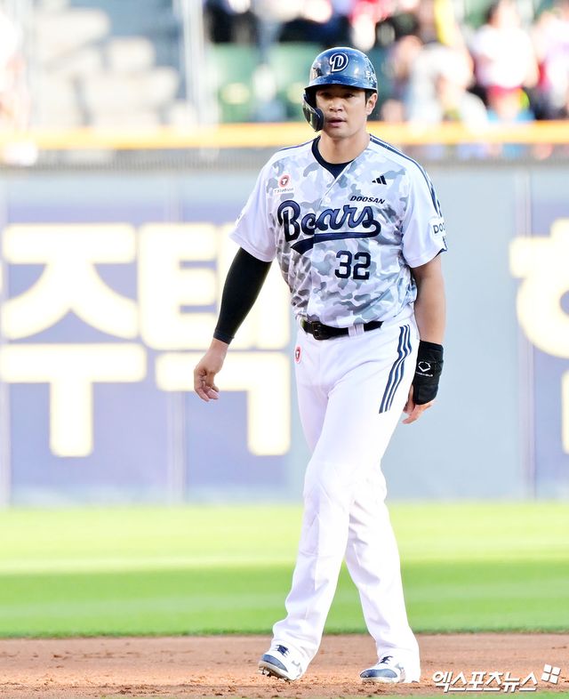 두산 베어스 원 클럽 맨으로 남는 듯했던 외야수 김재환이 보류선수명단 제외로 팀을 떠난다. 두산은 26일 구단 보류선수명단에서 김재환과 홍건희, 그리고 콜 어빈을 제외한다고 공식 발표했다. 김재환은 2025시즌 종료 뒤 두 번째 FA 자격을 취득했다. 하지만, 김재환은 FA 신청을 하지 않아 팀 잔류 의지를 강하게 보여준 듯싶었다. 두산 구단도 김재환과 비FA 다년계약 협상을 할 계획이라고 밝혔었다.&nbsp;하지만 4년 전 FA 계약 조건이 반전을 이끌어냈다. 당시 김재환 측은 향후 4년 계약 기간을 채워 다시 FA 자격을 취득한다는 조건 아래 FA 신청 없이 우선 협상 기간을 보내고, 결렬 시 보류선수명단 제외로 시장에 나오는 옵션을 요구했다. 엑스포츠뉴스DB