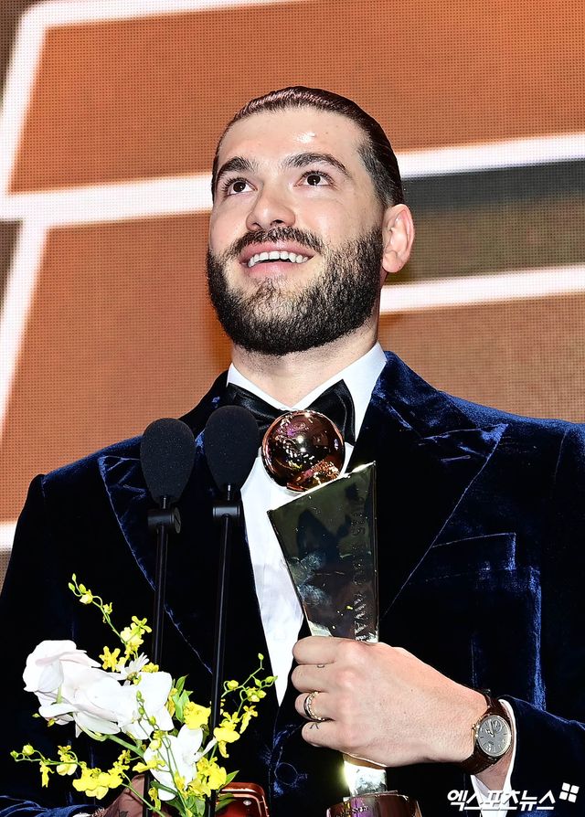 지난 24일 오후 서울 신천동 롯데호텔월드에서 열린 '2025 신한 SOL Bank KBO 시상식'에 참석한 한화 폰세가 MVP 수상 소감을 전하고 있다. 엑스포츠뉴스 DB