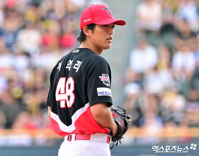 16일 오후 서울 송파구 잠실야구장에서 열린 '2025 신한 SOL Bank KBO리그' KIA 타이거즈와 두산 베어스의 경기, 1회말 KIA 선발투수 이의리가 투구 준비를 하고 있다. 엑스포츠뉴스 DB