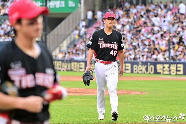 13일 오후 서울 송파구 잠실야구장에서 열린 '2025 신한 SOL Bank KBO리그' KIA 타이거즈와 LG 트윈스의 경기, 4회말 수비를 마친 KIA 이의리가 더그아웃으로 향하고 있다. 엑스포츠뉴스 DB