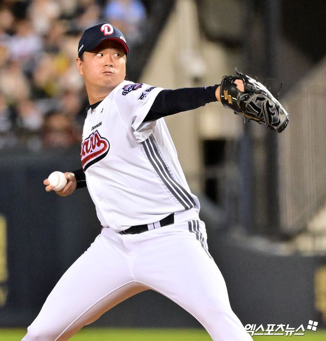 두산 베어스가 내부 FA 투수 이영하와 4년 최대 총액 52억 원에 잔류 계약을 이끌었다. 김원형 감독은 부임 때부터 이영하 잔류에 대한 중요성을 계속 강조했다. 바람대로 이영하 잔류 소식을 들은 김원형 감독은 이영하의 보직을 두고 2026시즌 선발 투수 복귀를 고려하고 있다. 엑스포츠뉴스 DB