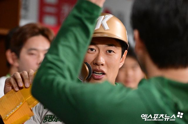 26일 오후 서울 구로구 고척스카이돔에서 열린 '2025 신한 SOL Bank KBO리그' 한화 이글스와 키움 히어로즈의 경기, 1회말 1사 1루 키움 송성문이 박주홍의 1타점 2루타때 득점에 성공하고 있다. 엑스포츠뉴스 DB