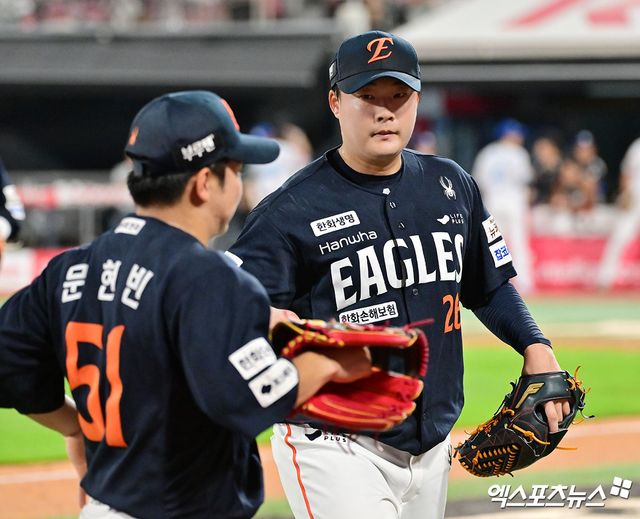 KT 위즈가 28일 한화 이글스와 FA 계약을 체결한 강백호의 보상선수로 투수 한승혁을 지명했다. 지난 25일 한화로부터 20인 보호선수 명단을 받았고, 경험이 풍부한 베테랑 투수 한승혁을 영입하기로 했다. KT는 한승혁과 함께 강백호의 2025시즌 연봉(7억원) 200%인 14억원도 받는다. 엑스포츠뉴스 DB