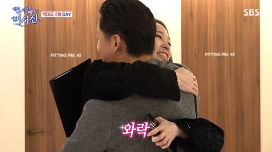 애니와 포옹하는 이서진