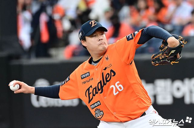 KT 위즈가 28일 한화 이글스와 FA 계약을 체결한 강백호의 보상선수로 투수 한승혁을 지명했다. 지난 25일 한화로부터 20인 보호선수 명단을 받았고, 경험이 풍부한 베테랑 투수 한승혁을 영입하기로 했다. KT는 한승혁과 함께 강백호의 2025시즌 연봉(7억원) 200%인 14억원도 받는다. 엑스포츠뉴스 DB